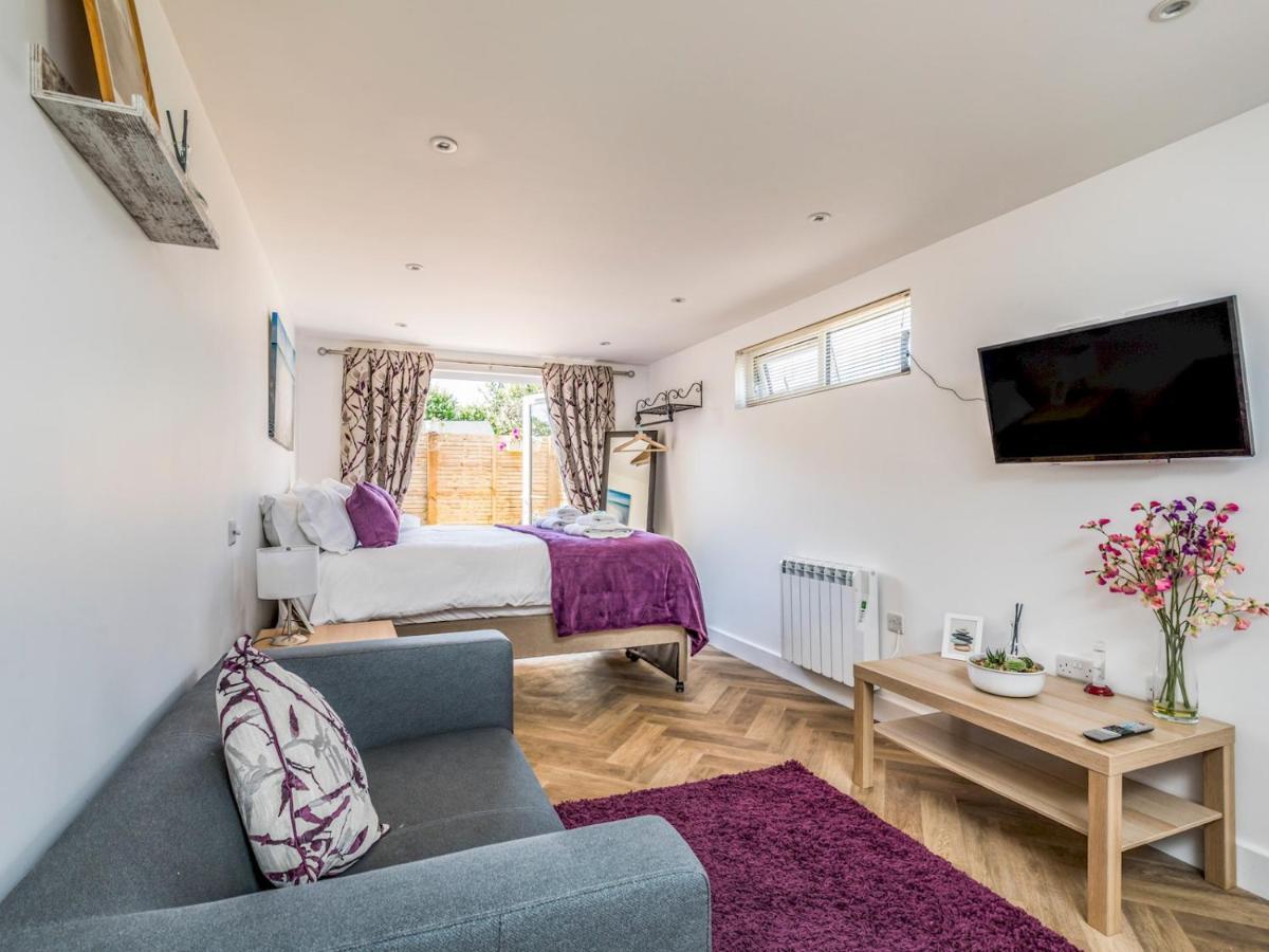 Pass The Keys Charming Chalet A Stones Throw From The Beach Chichester Extérieur photo