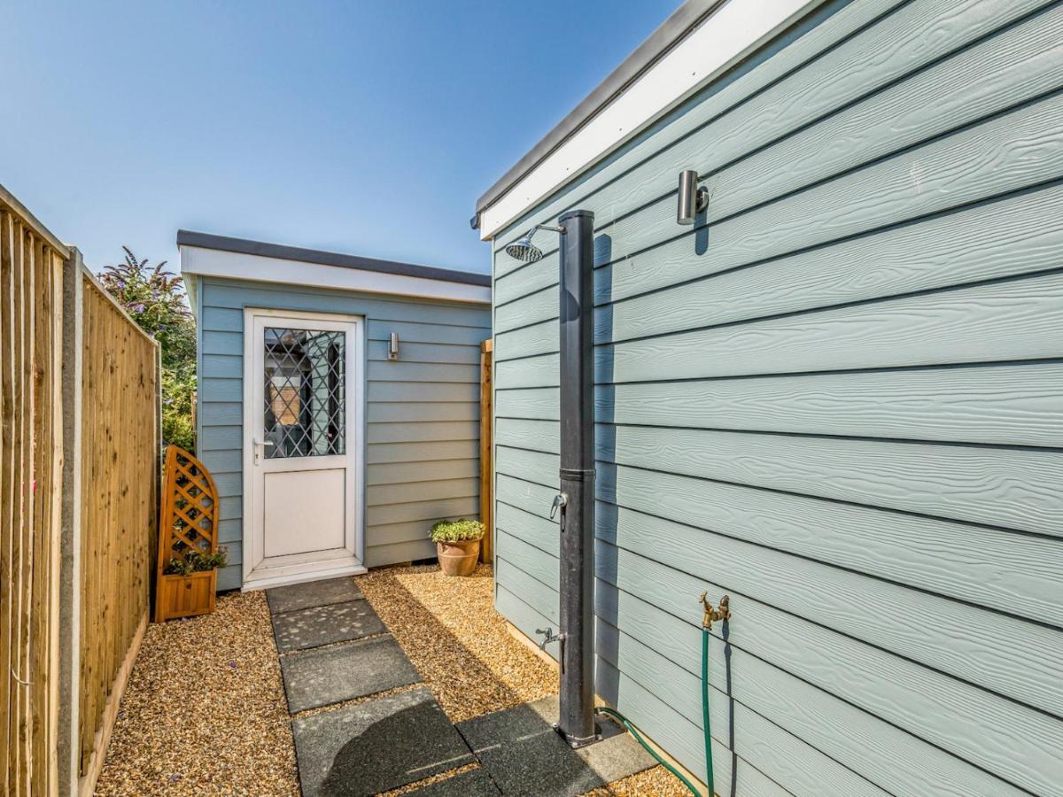 Pass The Keys Charming Chalet A Stones Throw From The Beach Chichester Extérieur photo