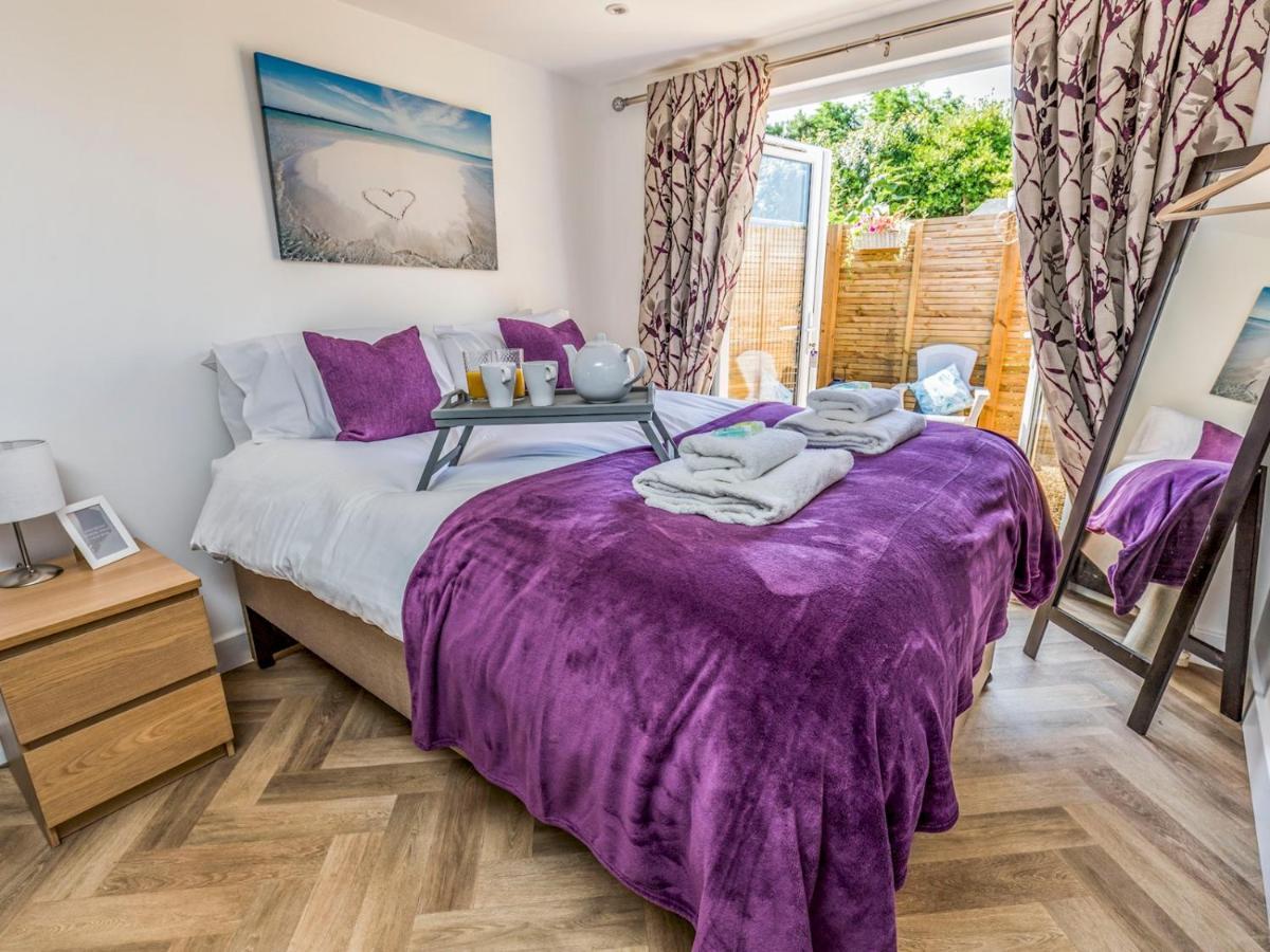 Pass The Keys Charming Chalet A Stones Throw From The Beach Chichester Extérieur photo