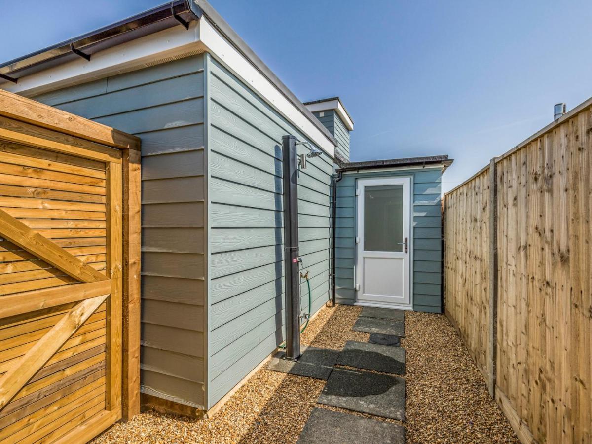Pass The Keys Charming Chalet A Stones Throw From The Beach Chichester Extérieur photo