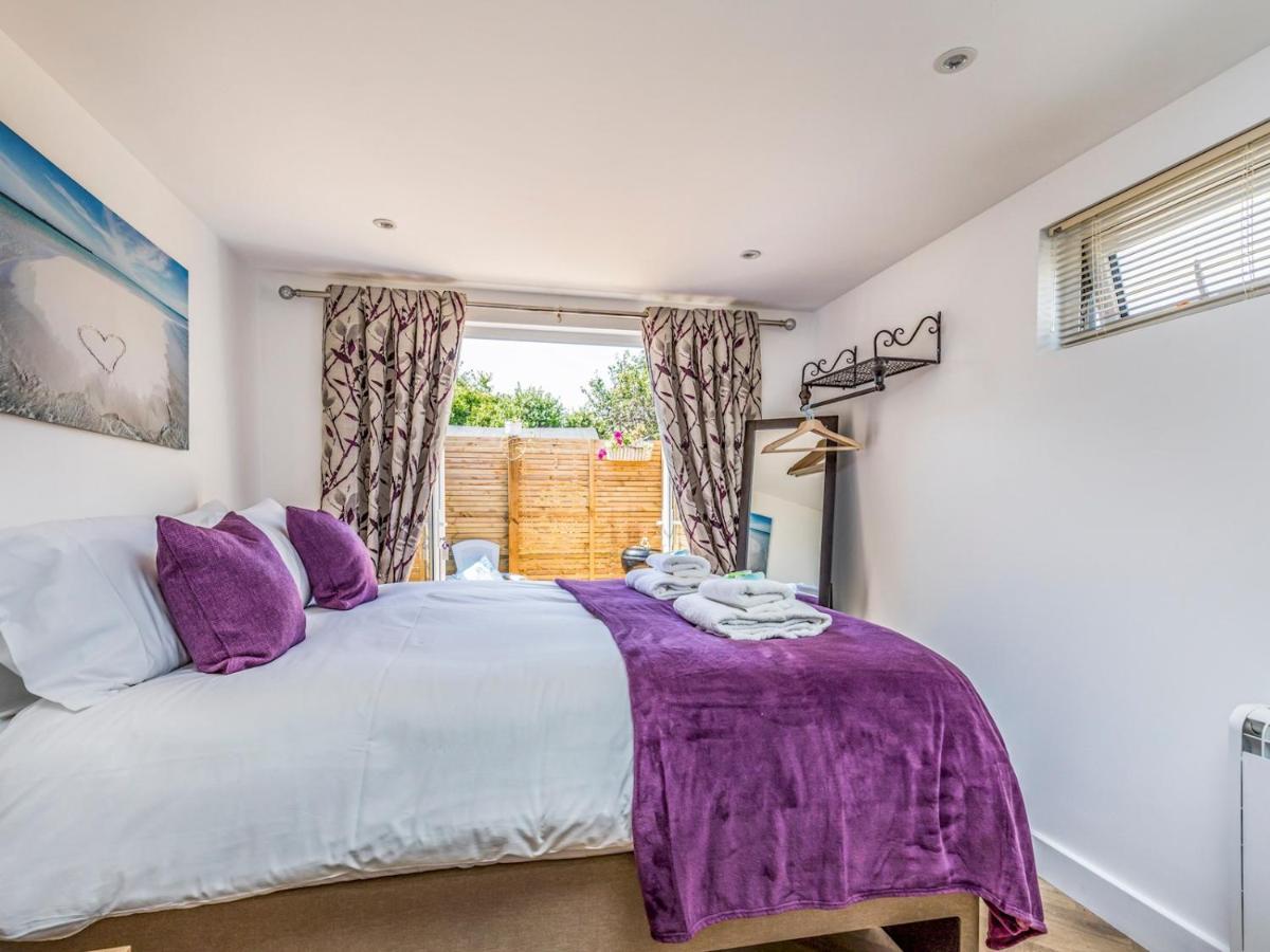 Pass The Keys Charming Chalet A Stones Throw From The Beach Chichester Extérieur photo