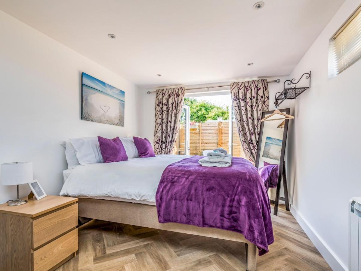 Pass The Keys Charming Chalet A Stones Throw From The Beach Chichester Extérieur photo