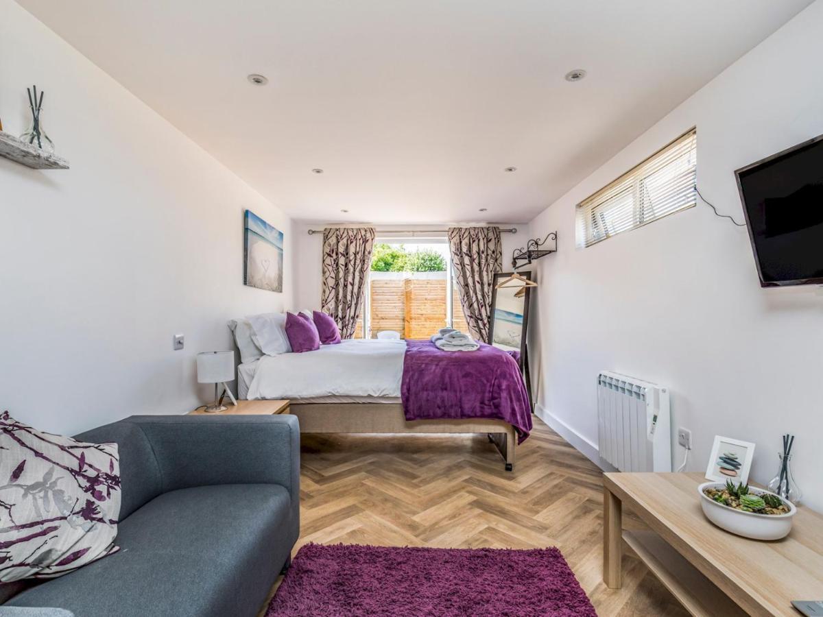 Pass The Keys Charming Chalet A Stones Throw From The Beach Chichester Extérieur photo