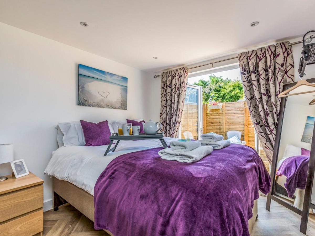 Pass The Keys Charming Chalet A Stones Throw From The Beach Chichester Extérieur photo