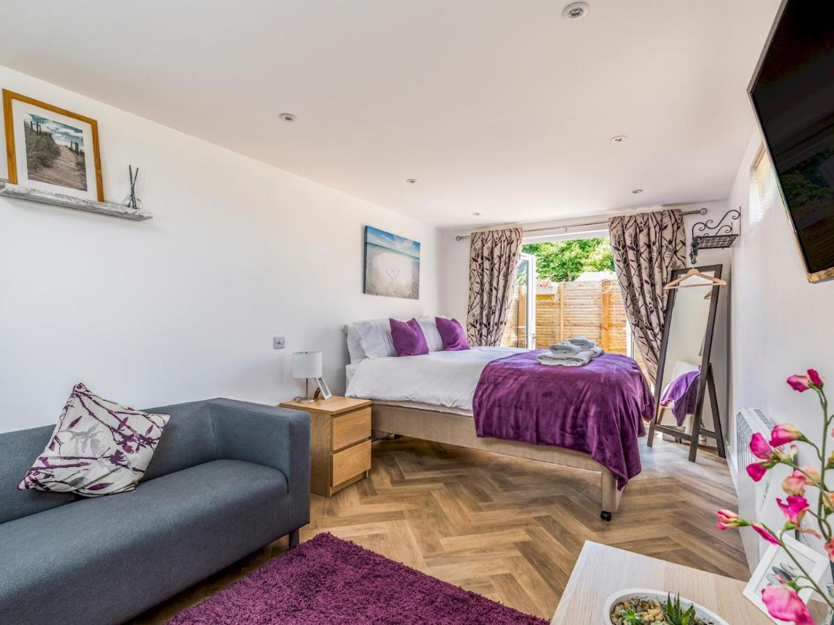 Pass The Keys Charming Chalet A Stones Throw From The Beach Chichester Extérieur photo