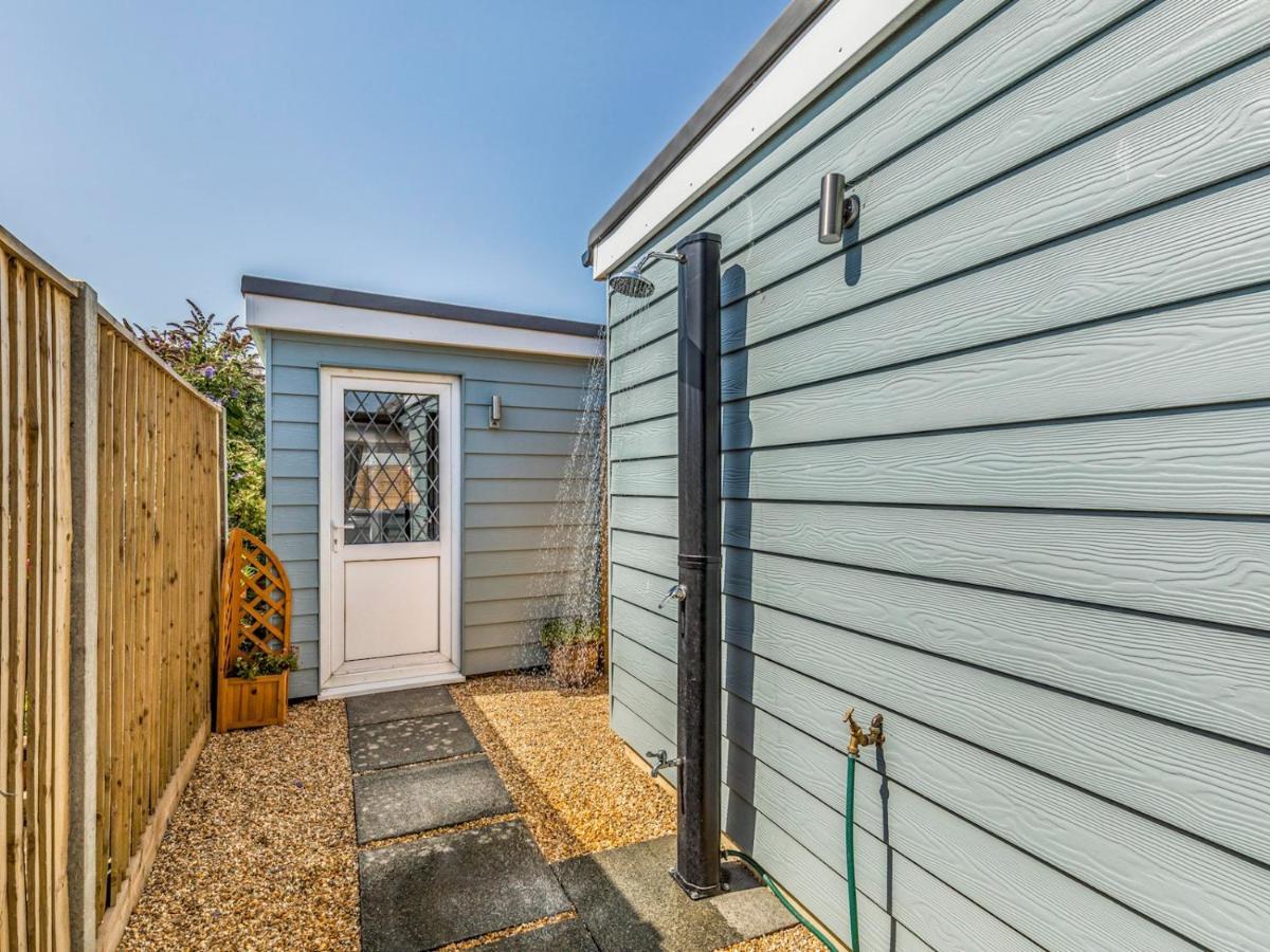 Pass The Keys Charming Chalet A Stones Throw From The Beach Chichester Extérieur photo