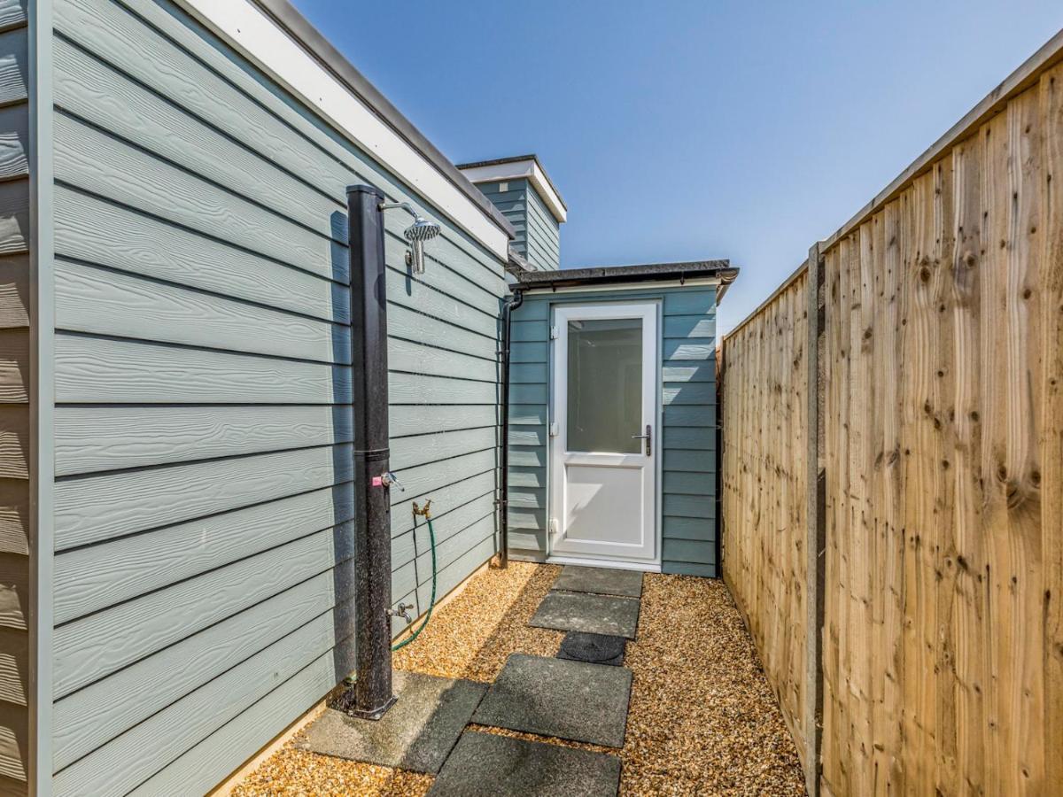 Pass The Keys Charming Chalet A Stones Throw From The Beach Chichester Extérieur photo