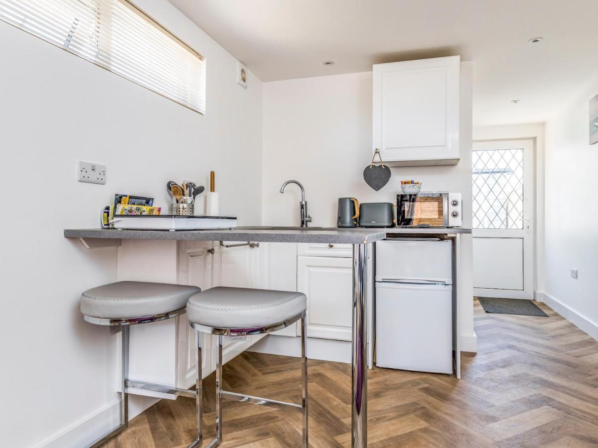Pass The Keys Charming Chalet A Stones Throw From The Beach Chichester Extérieur photo