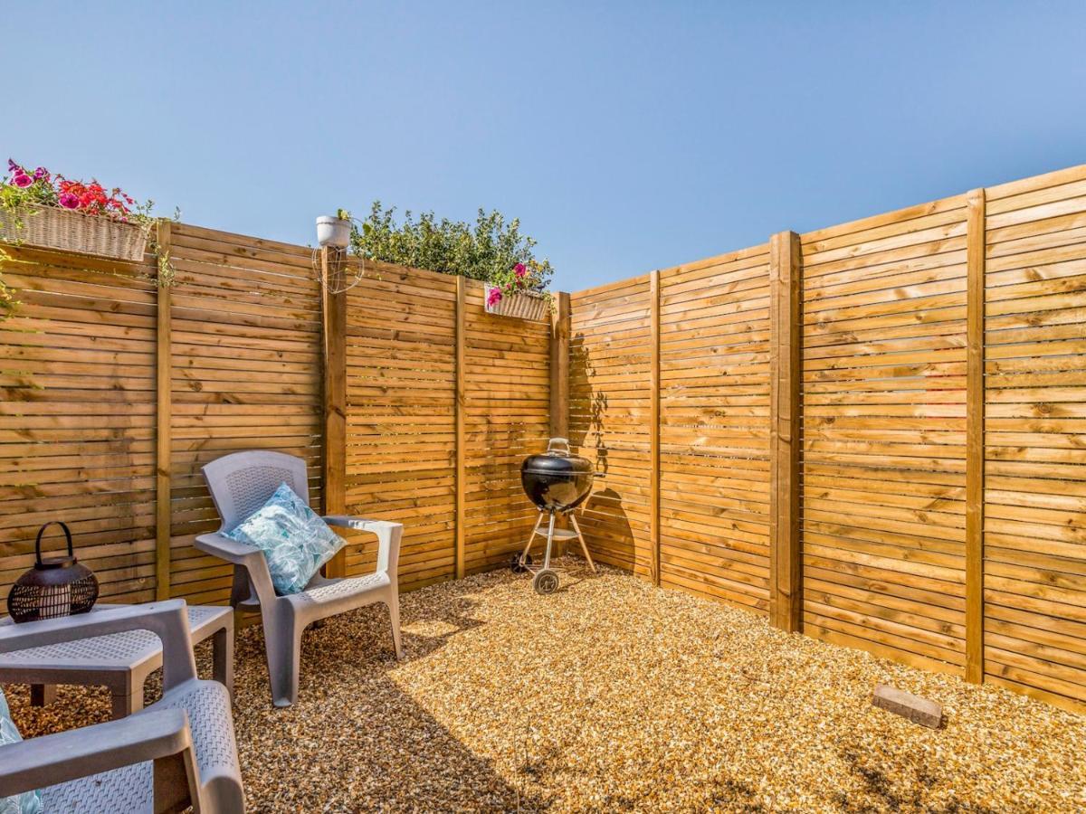 Pass The Keys Charming Chalet A Stones Throw From The Beach Chichester Extérieur photo