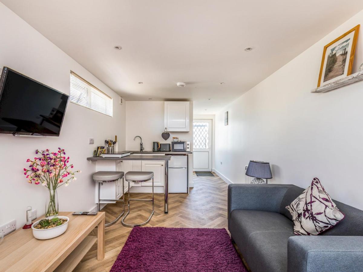 Pass The Keys Charming Chalet A Stones Throw From The Beach Chichester Extérieur photo