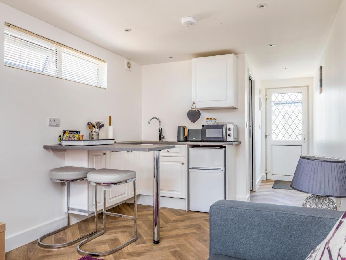 Pass The Keys Charming Chalet A Stones Throw From The Beach Chichester Extérieur photo