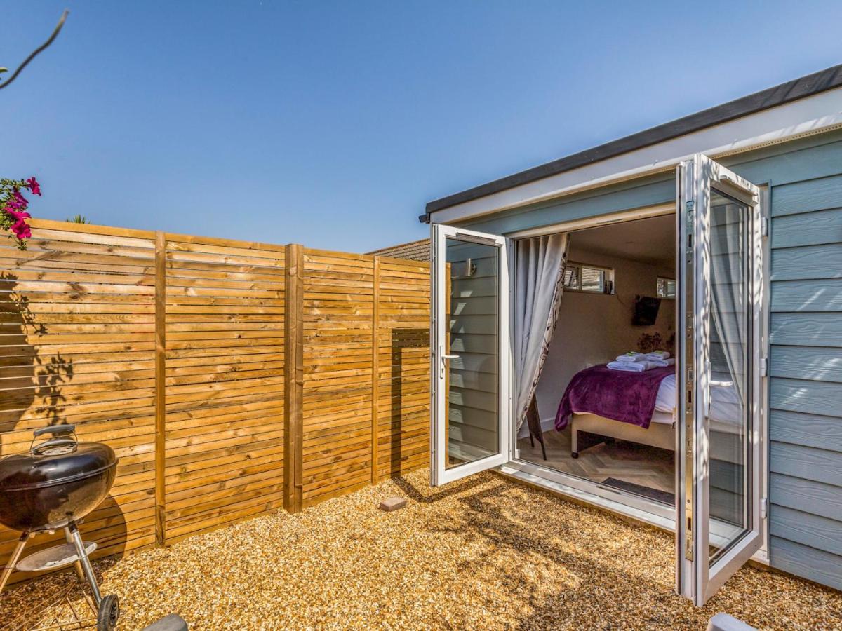 Pass The Keys Charming Chalet A Stones Throw From The Beach Chichester Extérieur photo