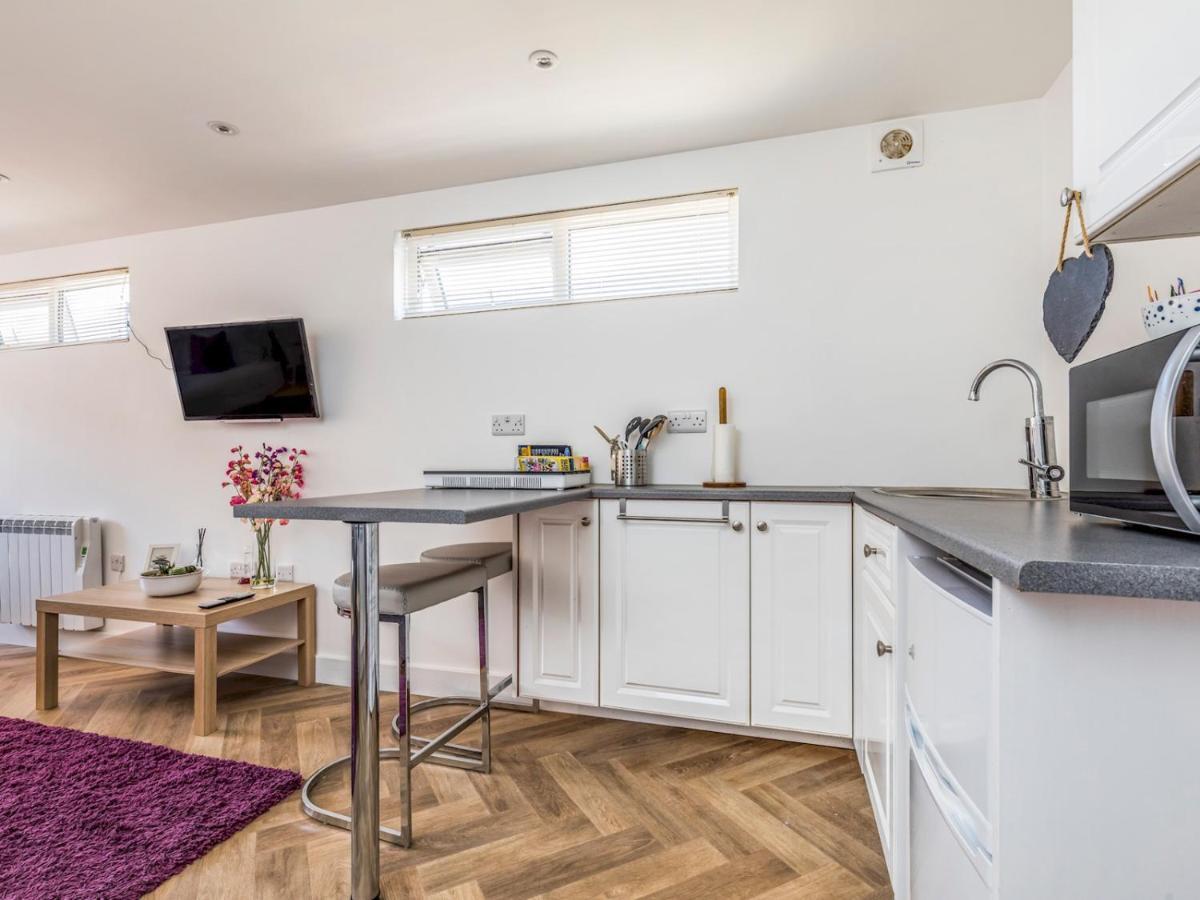 Pass The Keys Charming Chalet A Stones Throw From The Beach Chichester Extérieur photo