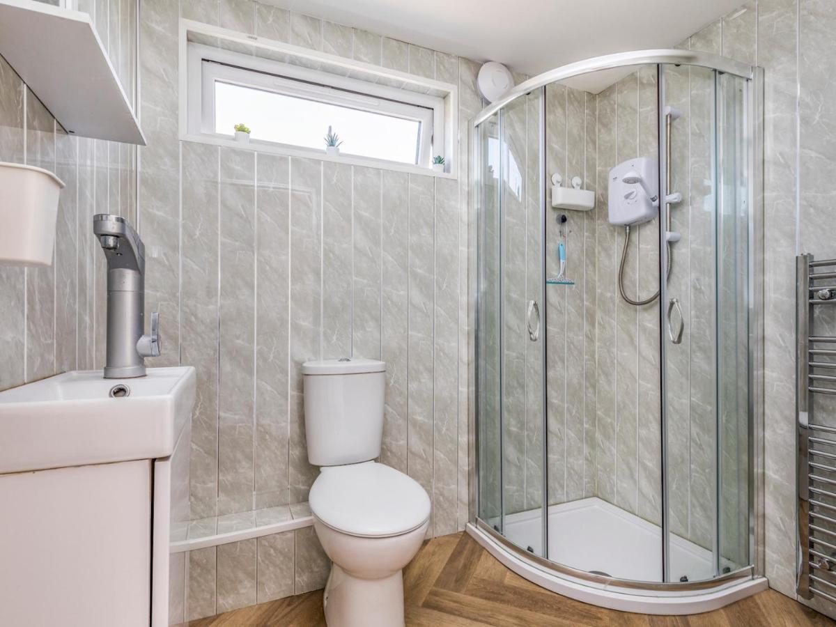 Pass The Keys Charming Chalet A Stones Throw From The Beach Chichester Extérieur photo