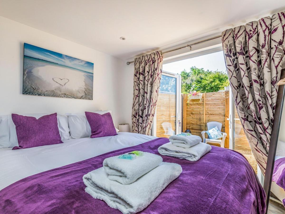 Pass The Keys Charming Chalet A Stones Throw From The Beach Chichester Extérieur photo