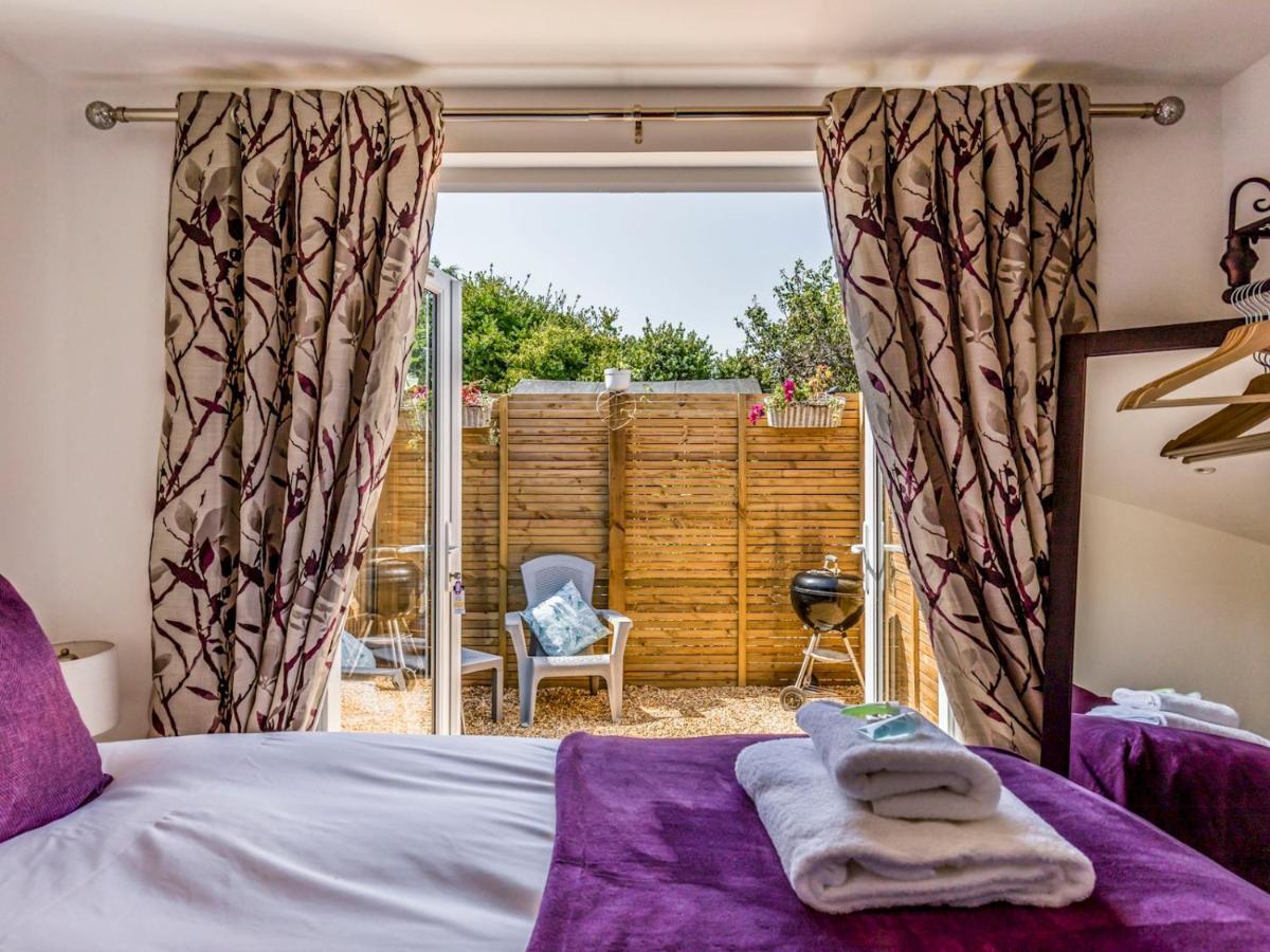 Pass The Keys Charming Chalet A Stones Throw From The Beach Chichester Extérieur photo