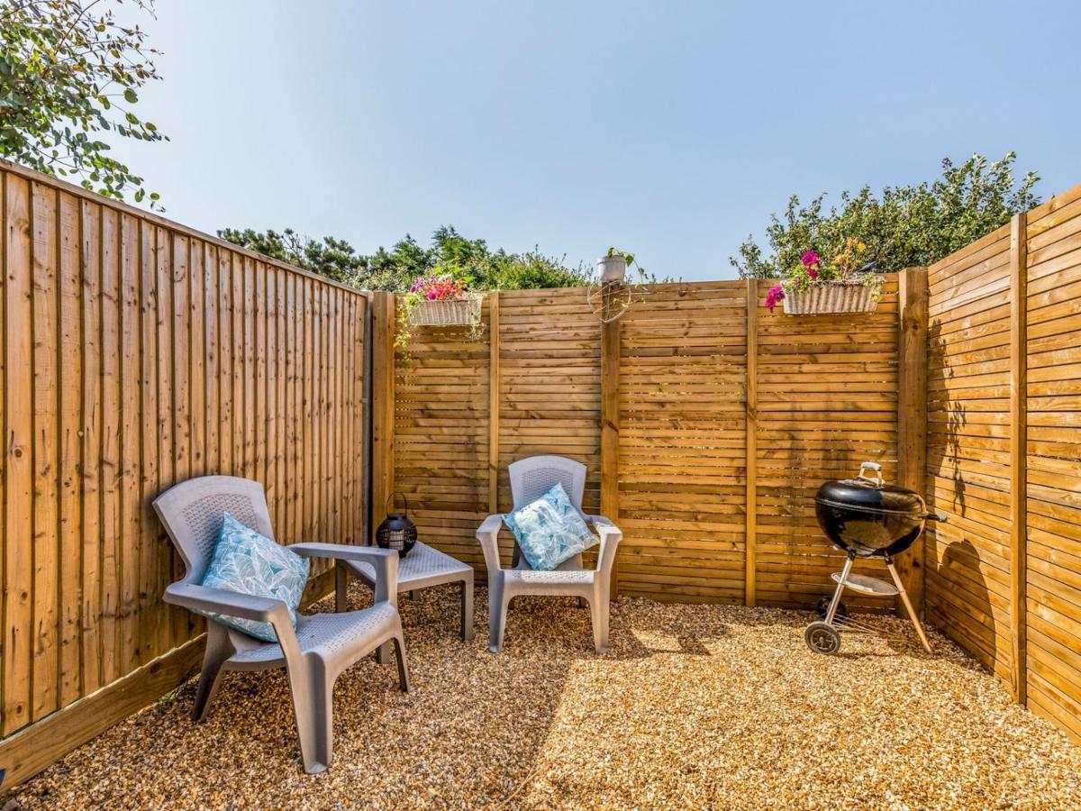 Pass The Keys Charming Chalet A Stones Throw From The Beach Chichester Extérieur photo