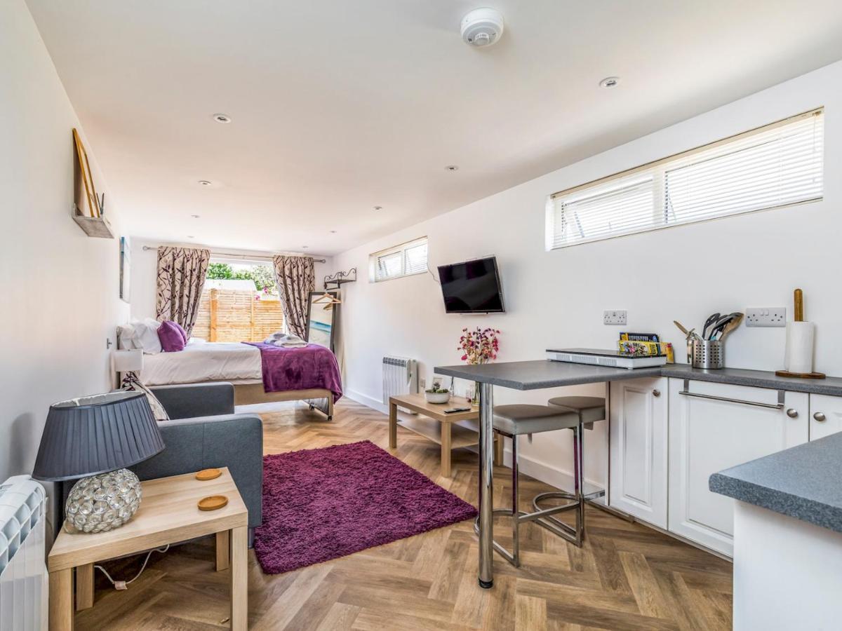 Pass The Keys Charming Chalet A Stones Throw From The Beach Chichester Extérieur photo